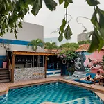 Casa Del Puerto Hostel & Suites